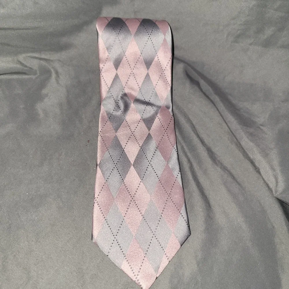 Geoffrey Been Neck Tie Mens Luxury Pink Gray Argyle Print Business Suit Staple